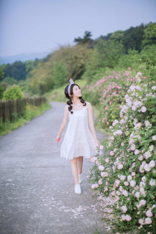巨胸爆乳美女露双奶头挤奶